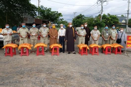 Đoàn Ban Trị sự Phật giáo tỉnh Đồng Tháp thăm, tặng quà tại các chốt kiểm soát dịch Covid-19