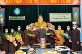 Ban Trị sự GHPGVN tỉnh tặng hoa và quà đến các chư Tăng tình nguyện viên