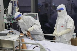 Nhân viên y tế Bệnh viện hồi sức Covid-19 cho bệnh nhân nói chuyện với người nhà - Ảnh: Quỳnh Trần