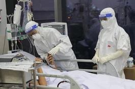 Nhân viên y tế Bệnh viện hồi sức Covid-19 cho bệnh nhân nói chuyện với người nhà - Ảnh: Quỳnh Trần