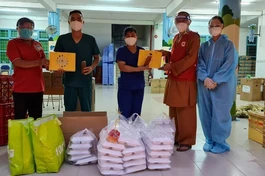 Thượng tọa Thích Lê Quang trao các suất cơm hỗ trợ cho y, bác sĩ 