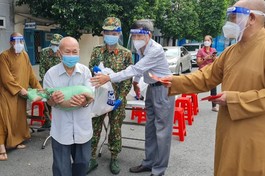 Thượng tọa Thích Huệ Công trực tiếp tặng quà hỗ trợ đến người dân