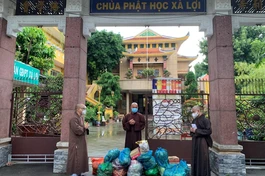 Thượng tọa Thích Phước Triều, phó trụ trì chùa Xá Lợi tiếp nhận vật phẩm cúng dường