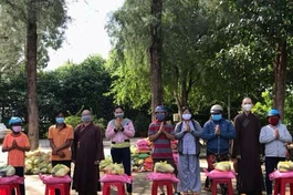 Chùa Như Thành tặng quà cho bà con gặp khó khăn do ảnh hưởng dịch Covid-19