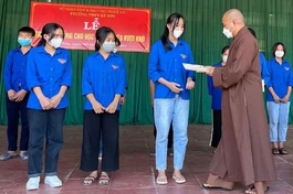 Đại đức Thích Minh Thanh trao học bổng Sen vàng tới học sinh nghèo hiếu học 