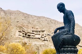 Tượng đại sư Kumarajiva trước Thiên Phật động Kizil