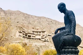 Tượng đại sư Kumarajiva trước Thiên Phật động Kizil