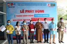 Thượng tọa Thích Tâm Chơn tặng quà đến người nghèo trên địa bàn quận Bình Thạnh