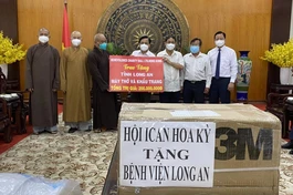 Đoàn Ban Trị sự Phật giáo tỉnh Long An trao tặng máy trợ thở đến đại diện chính quyền tỉnh
