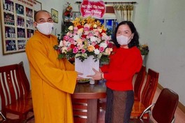 Đại đức Thích Tuệ Minh tặng hoa chúc mừng đến Hội Liên hiệp Phụ nữ huyện Yên Thành