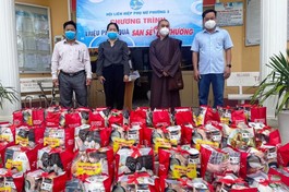 Đại đức Thích Minh Lộc trao tặng 150 túi an sinh