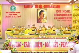 Chư tôn đức Ban Chứng minh và chủ tọa hội nghị