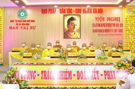 Chư tôn đức Ban Chứng minh và chủ tọa hội nghị