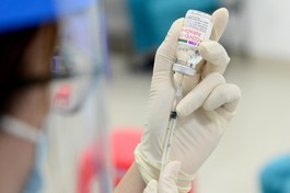 TP.HCM sẽ tiêm vắc-xin phòng Covid-19 trước cho trẻ từ 16-17 tuổi