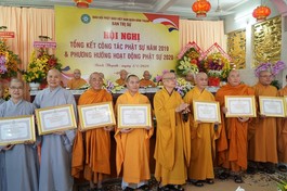 Ban Trị sự GHPGVN TP.HCM trao Bằng tuyên dương công đức tại Hội nghị tổng kết công tác Phật sự quận năm 2019