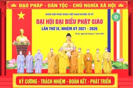Thượng tọa Thích Thanh Vân tặng hoa chúc mừng tân Ban Trị sự GHPGVN huyện Tứ Kỳ nhiệm kỳ 2021-2026