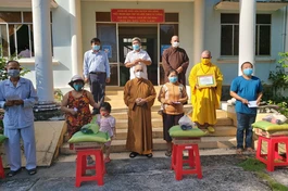 Chư tôn đức trao quà tại huyện Tân Hồng