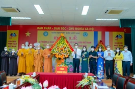 Lãnh đạo tỉnh Thanh Hóa tặng hoa chúc mừng đến Ban Trị sự Phật giáo tỉnh nhân Đại lễ Kỷ niệm 40 năm thành lập GHPGVN