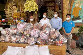 Thượng tọa Thích Tâm Chơn phát biểu tại buổi lễ trao quà