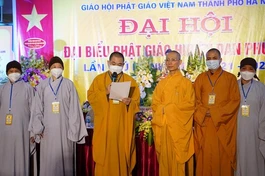Đại đức Thích Thái Minh, Trưởng ban Trị sự Phật giáo huyện Đan Phượng nhiệm kỳ 2021-2026 phát biểu nhận nhiệm vụ tại đại hội
