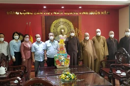 Ban Trị sự Phật giáo quận 8 tặng quà đến lãnh đạo quận 