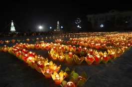 Những ngọn nến được thắp sáng trong đêm tưởng niệm ở Học viện Phật giáo Việt Nam tại Hà Nội