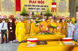Tân Ban Trị sự Phật giáo huyện Ninh Hải nhiệm kỳ 2021-2026 ra mắt tại đại hội và nhận hoa chúc mừng