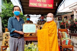 Tịnh xá Ngọc Vân tặng quà đến bà con trong khu phong tỏa