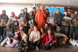 Thầy Sanghasena cùng người dân ở Ladakh