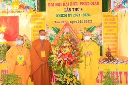 Ban Trị sự Phật giáo tỉnh Đồng Tháp tặng hoa chúc mừng Đại hội đại biểu Phật giáo huyện Tân Hồng lần IX, nhiệm kỳ 2021-2026