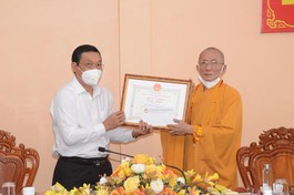 Hòa thượng Thích Huệ Trí, Trưởng ban Trị sự Phật giáo tỉnh Bạc Liêu nhận Bằng khen có thành tích xuất sắc trong công tác phụng sự “Đạo pháp - Dân tộc” 