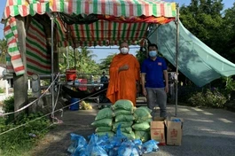 Chùa Prơm tặng quà đến các hộ dân trong khu vực phong tỏa phòng chống Covid-19