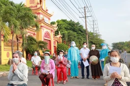 Chùa Thiên Quang trao quà đến người khiếm thị ở TP.Thủ Dầu Một (tỉnh Bình Dương)