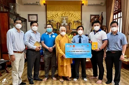 Hòa thượng Thích Giác Toàn nhận cúng dường 20.000 quyển "Nghi thức tụng niệm" Hệ phái Khất sĩ