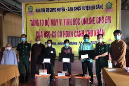 Trao tặng 10 bộ máy tính đến con em các bộ chiến sĩ có hoàn cảnh khó khăn