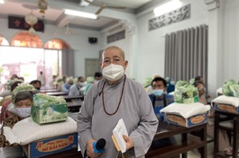 Chùa Phước Viên tặng 70 phần quà đến Hội Người khiếm thị thuộc quận Bình Thạnh - Ảnh: Như Hòa