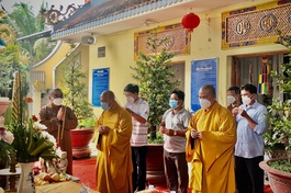 Chư tôn đức Phật giáo thị xã Gò Công và lãnh đạo chính quyền niêm hương tưởng niệm đồng bào tử vong trong đại dịch Covid-19