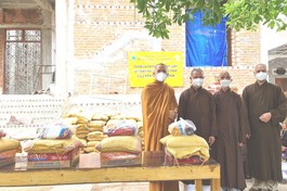 Chư Tăng Ban Từ thiện - Xã hội Hệ phái Khất sĩ thăm và tặng quà đến bà con vùng bão lũ tỉnh Phú Yên