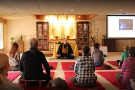 Thiền sư Daishin Eric McCabe đang hướng dẫn thiền cho các Phật tử tại địa phương