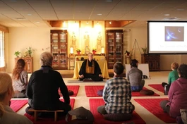 Thiền sư Daishin Eric McCabe đang hướng dẫn thiền cho các Phật tử tại địa phương