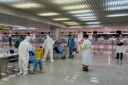 Lấy mẫu xét nghiệm nhanh kháng nguyên SARS-CoV-2 cho người nhập cảnh tại sân bay Tân Sơn Nhất - Ảnh: HCDC