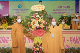 Hòa thượng Thích Thiện Thành thay mặt Ban Trị sự Phật giáo tỉnh Quảng Nam tặng lẵng hoa chúc mừng hội nghị