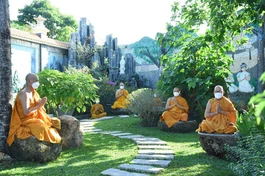 Thời thiền tọa trong khóa tu "Một ngày sống chung an lạc" tại tịnh xá Ngọc Chơn