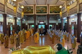 Chư Tăng Ni tham dự lễ Phật thành đạo tại chùa Sắc Tứ Long Sơn