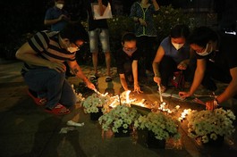 Người dân thắp nến tưởng niệm bé gái qua đời vì bị bạo hành - Ảnh: Đình Văn