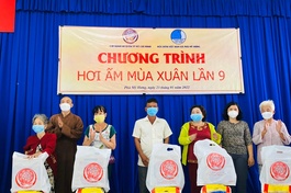 Quà Tết đến với những gia đình khó khăn các địa phương