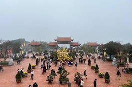 Người dân đội mưa, rét về chùa lễ Phật đầu năm tại chùa Đại Tuệ