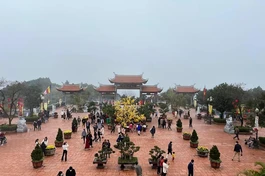 Người dân đội mưa, rét về chùa lễ Phật đầu năm tại chùa Đại Tuệ