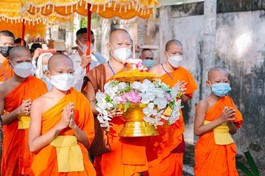 Chư Tăng chùa Rạch Sỏi cung nghinh xá-lợi Phật