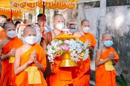 Chư Tăng chùa Rạch Sỏi cung nghinh xá-lợi Phật